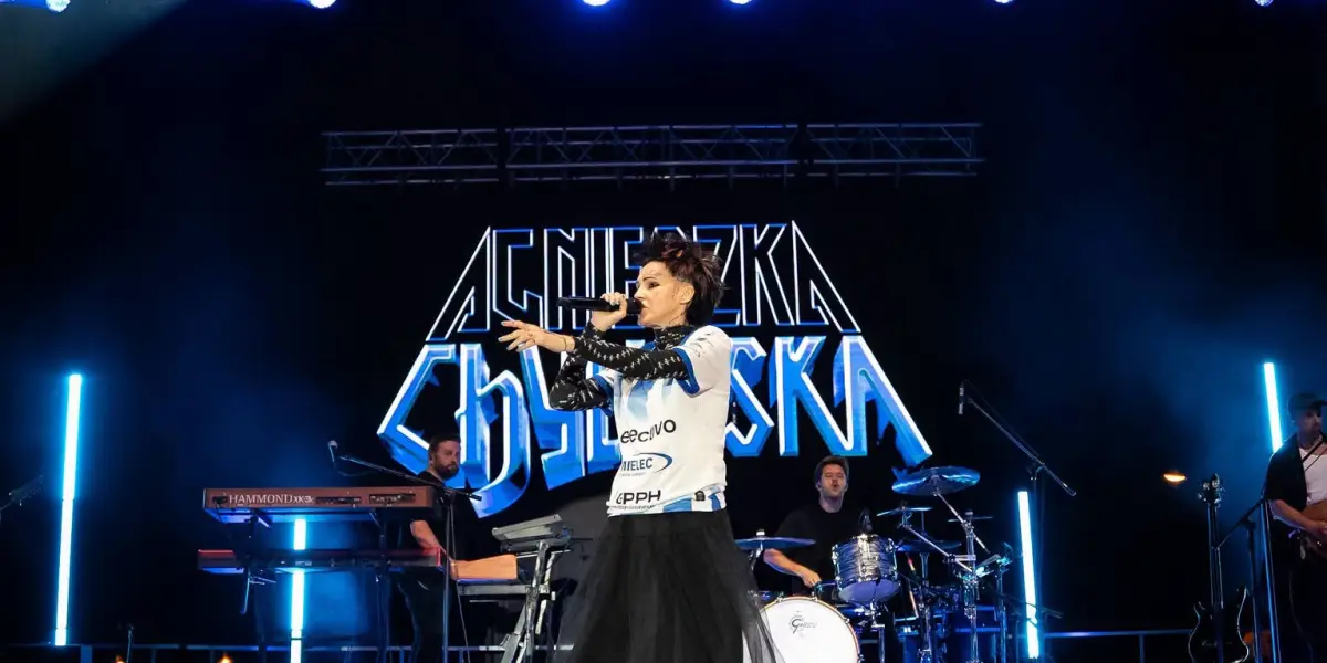 Agnieszka Chylińska na Dniach Mielca w koszulce Stali Mielec