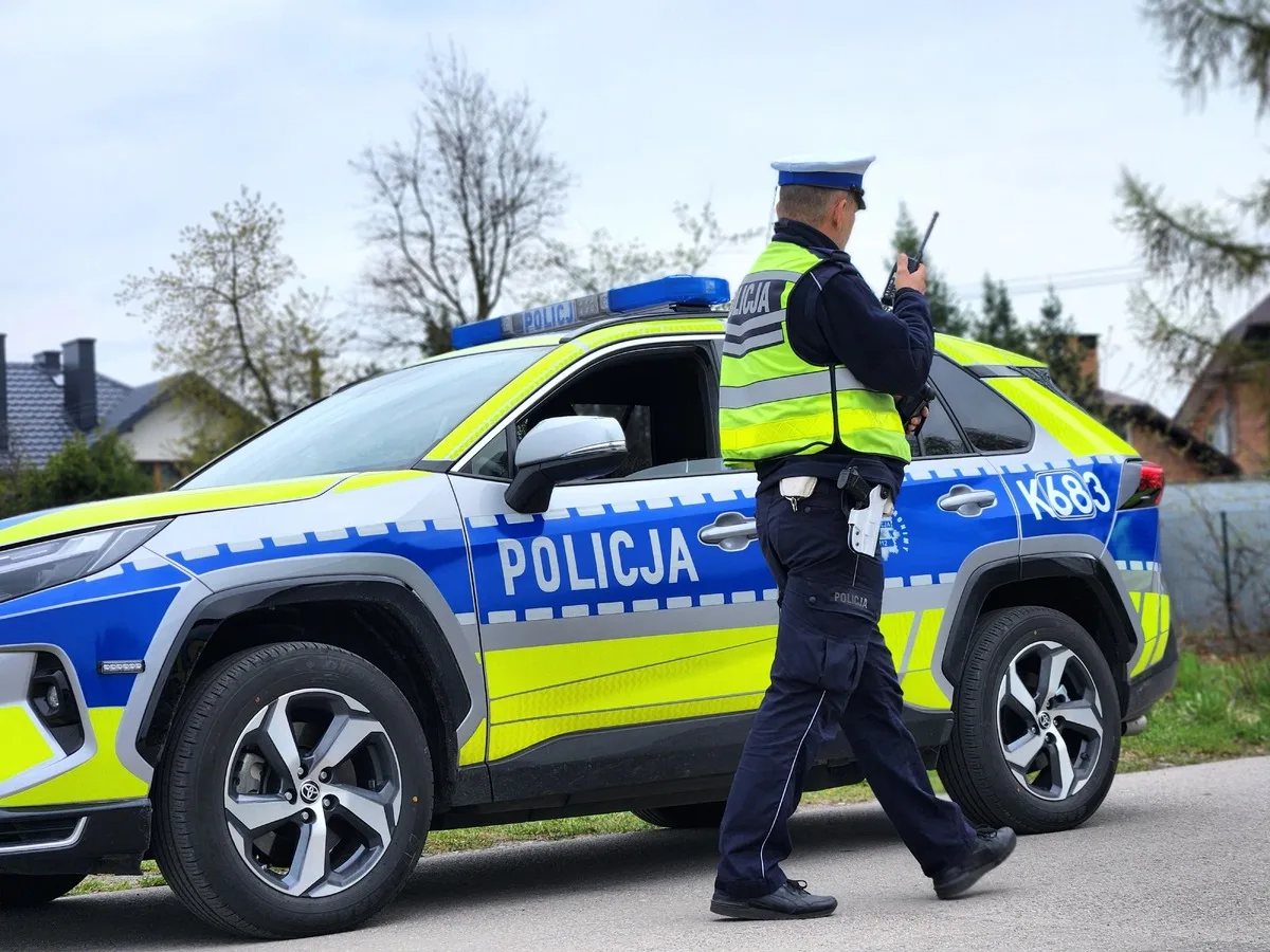 19-latek stracił prawo jazdy i otrzymał mandat za celowe wprowadzenie samochodu w poślizg