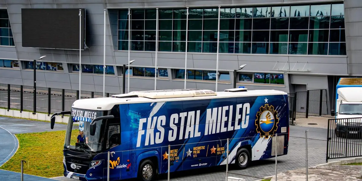 Nowy autobus FKS Stal Mielec wyrusza w podróż po Polsce