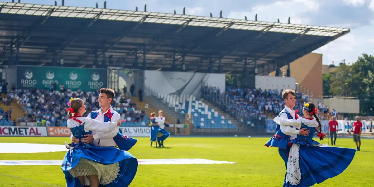 Po 34 latach Zespół Pieśni i Tańca „Rzeszowiacy” wystąpił na stadionie przy Solskiego 1