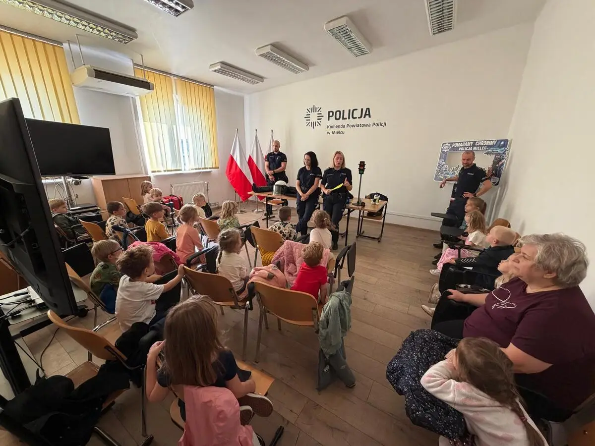 Dzieci z Miejskiego Przedszkola nr 6 odwiedziły policję w Mielcu