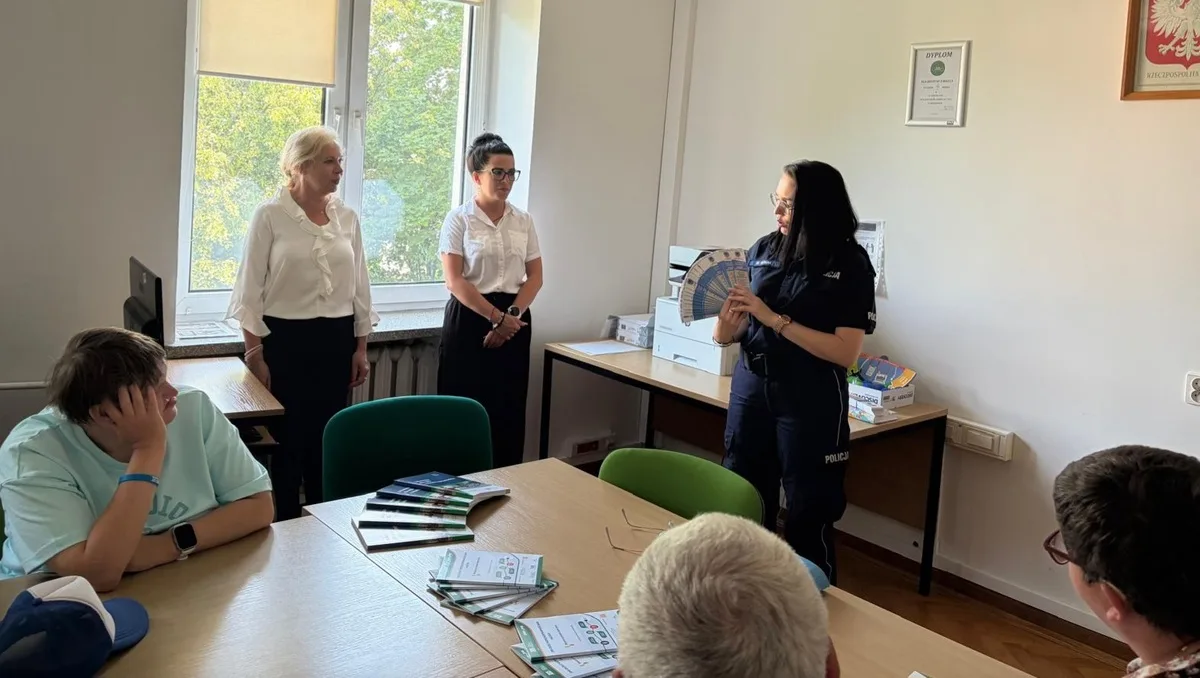 Spotkanie policjantów z Mielca z osobami niepełnosprawnymi w ZUS na temat bezpieczeństwa