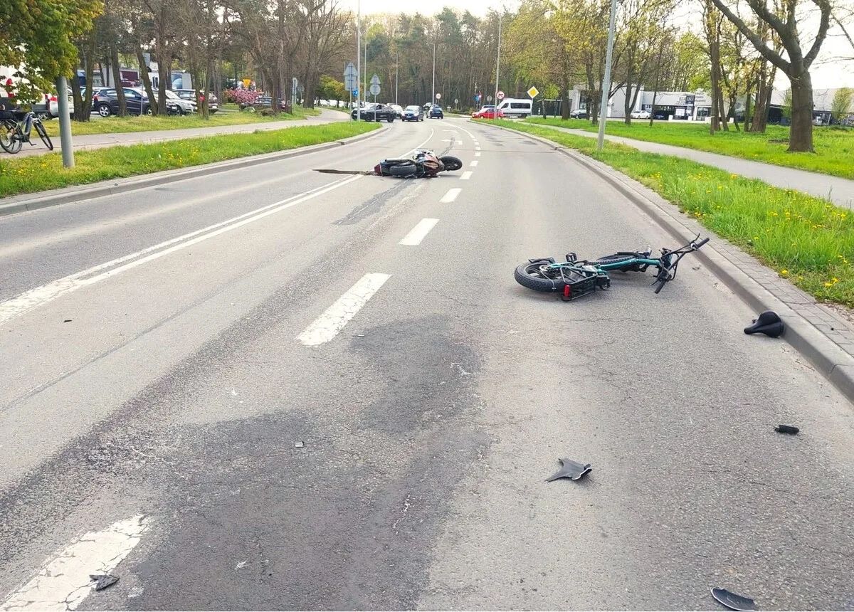 Wypadek drogowy z udziałem motocyklisty i rowerzysty na przejściu dla pieszych