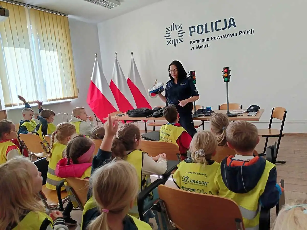 Przedszkolaki z „Siódemki” odwiedziły mielecką komendę policji